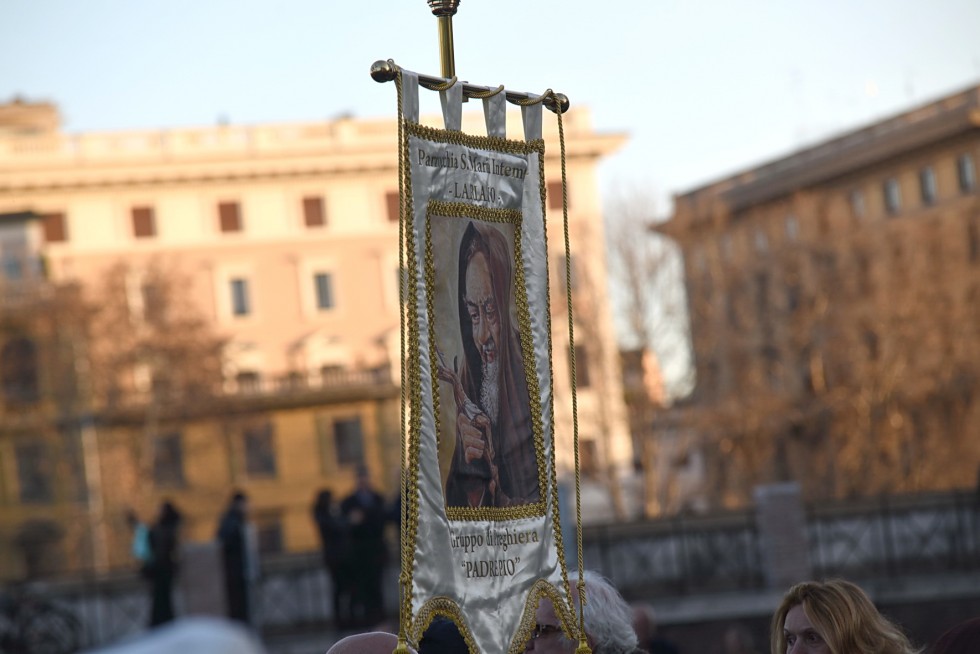Roma, 5 febbraio 2016: processione di San Leopoldo e San Pio verso la Basilica di San Pietro