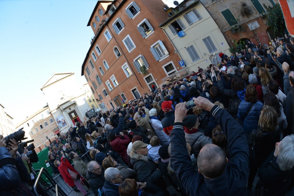 Roma, 5 febbraio 2016: processione di San Leopoldo e San Pio verso la Basilica di San Pietro