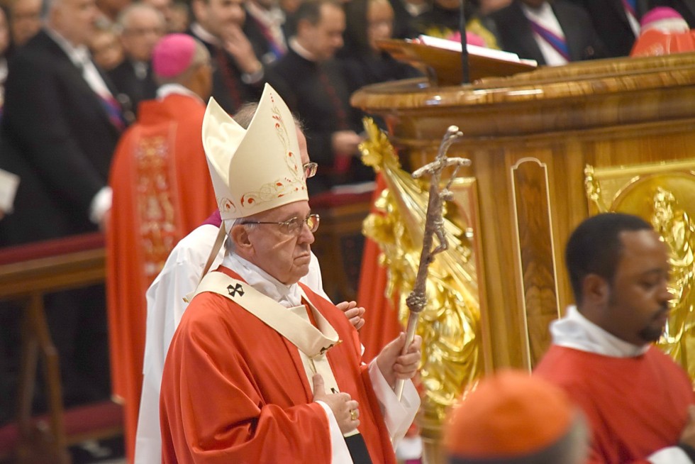 Vaticano, 29 giugno 2016: Messa benedizione Palli e solennità dei santi apostoli Pietro e Paolo - Papa Francesco cammina tra vescovi