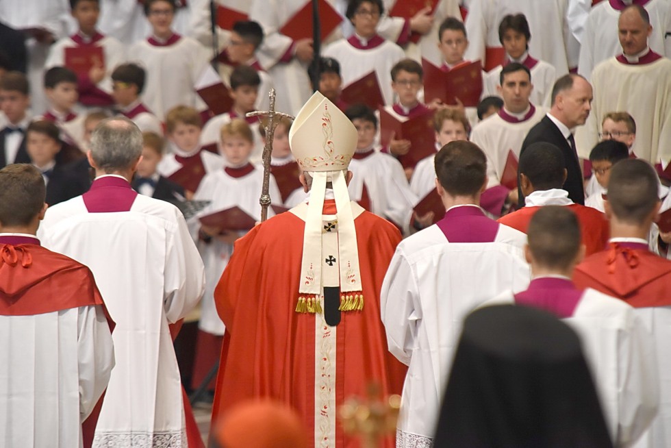 Vaticano, 29 giugno 2016: Messa benedizione Palli e solennità dei santi apostoli Pietro e Paolo - Papa Francesco da dietro con mitra e pastorale