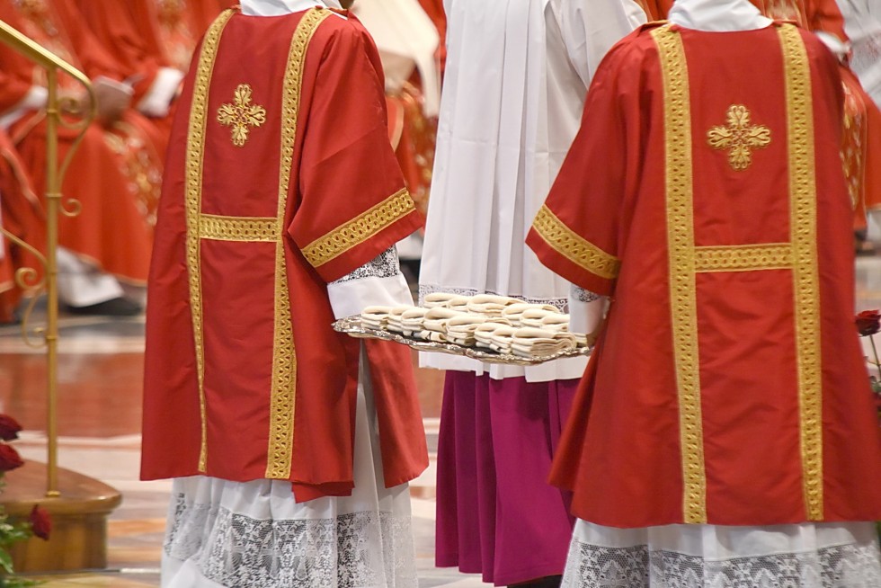 Vaticano, 29 giugno 2016: Messa benedizione Palli e solennità dei santi apostoli Pietro e Paolo - Diacono con Palli davanti a tomba San Pietro