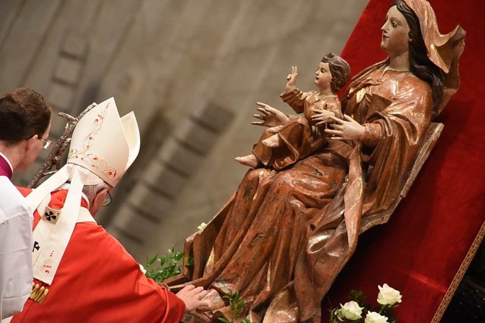 Vaticano, 29 giugno 2016: Messa benedizione Palli e solennità dei santi apostoli Pietro e Paolo - Papa Francesco tocca statua della Madonna