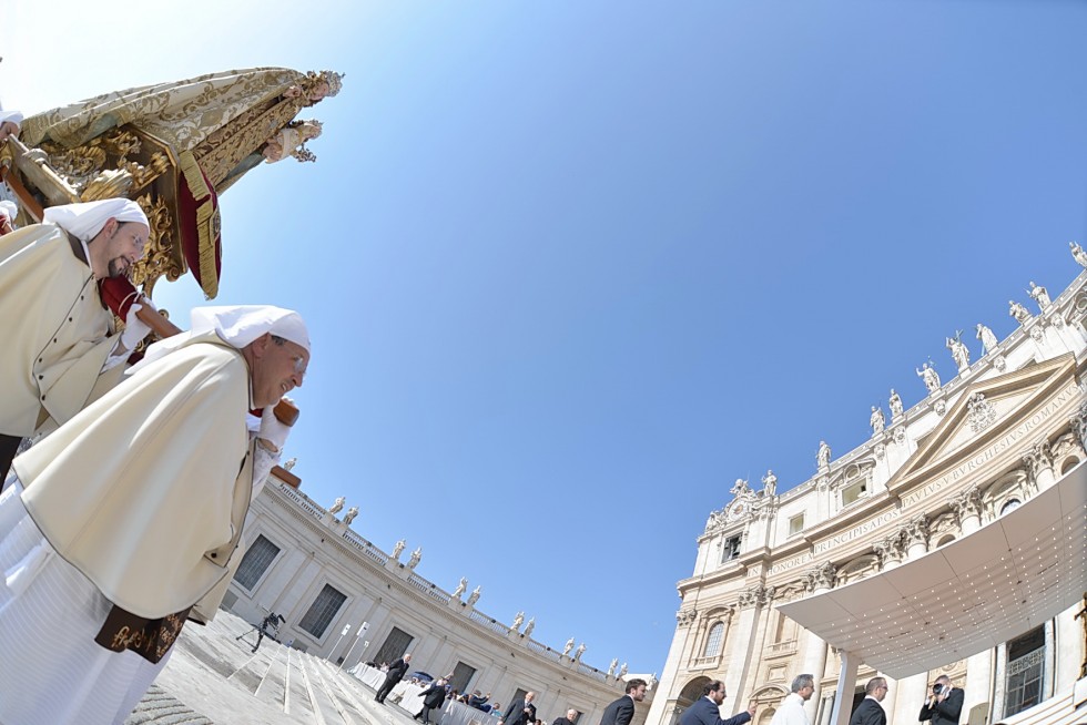 Piazza San Pietro, 30 giugno 2016: Udienza giubilare Papa Francesco - Statua trasportata a spalla verso Basilica di San Pietro