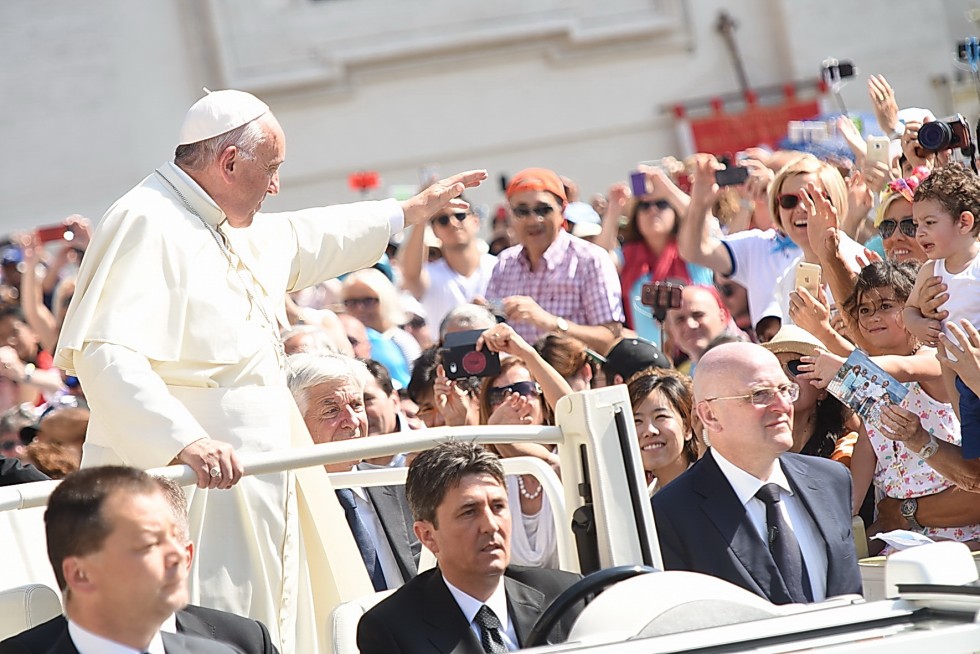 Piazza San Pietro, 30 giugno 2016: Udienza giubilare Papa Francesco - Papa Francesco saluta dall'auto