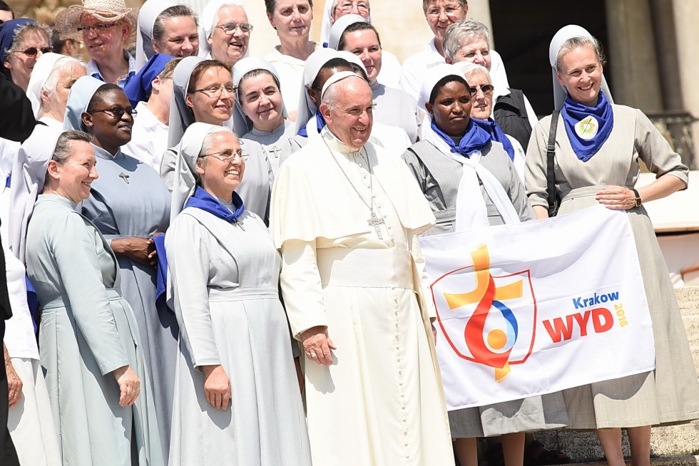 Piazza San Pietro, 30 giugno 2016: Udienza giubilare Papa Francesco - Papa Francesco saluta suore Gmg 2016