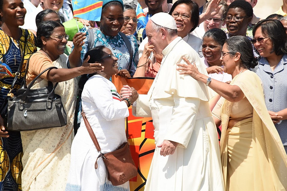 Piazza San Pietro, 30 giugno 2016: Udienza giubilare Papa Francesco - Papa Francesco saluta gruppo indiane