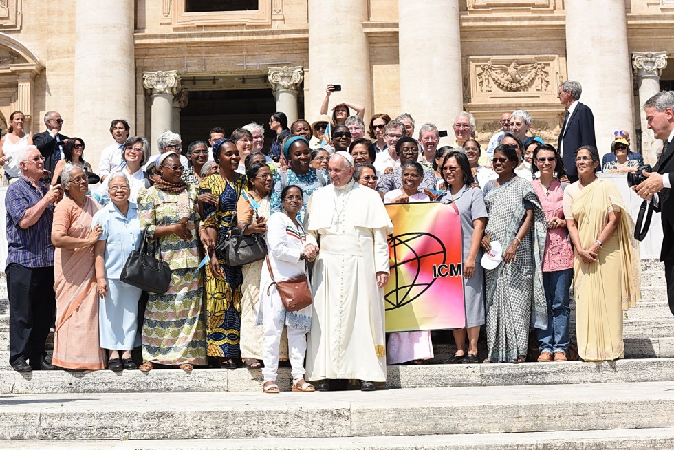 Piazza San Pietro, 30 giugno 2016: Udienza giubilare Papa Francesco - Papa Francesco saluta gruppo di indiane