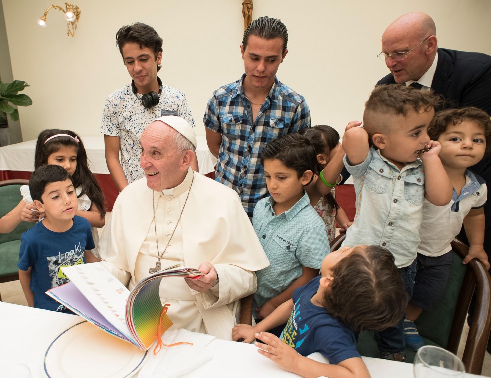 Papa Francesco pranza con un gruppo di 21 rifugiati siriani (Vaticano, 11 agosto 2016)