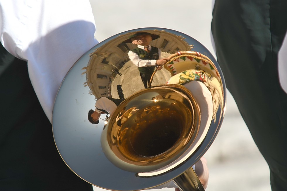 Piazza San Pietro, 24 agosto 2016: Udienza generale Papa Francesco - Riflesso banda su corno in ottone