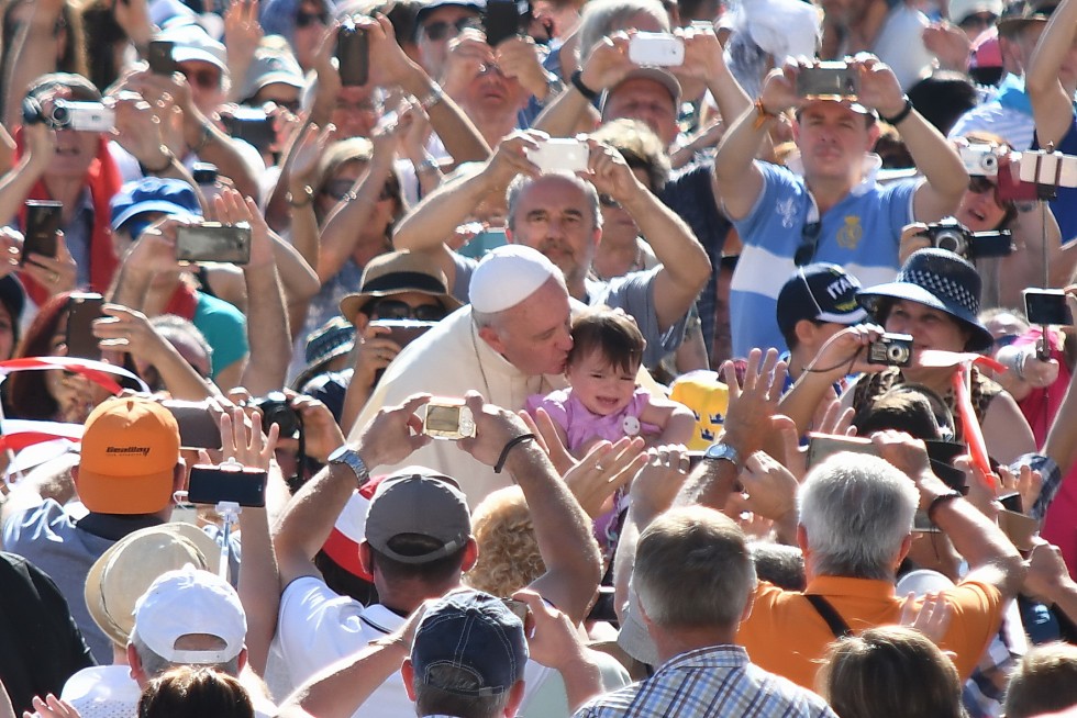 Piazza San Pietro, 24 agosto 2016: Udienza generale Papa Francesco - Papa Francesco su auto tra fedeli bacia una bambina