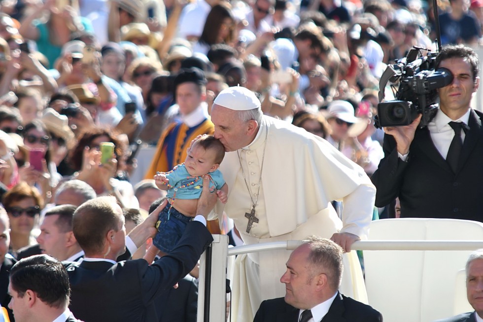 Piazza San Pietro, 24 agosto 2016: Udienza generale Papa Francesco - Papa Francesco bacia un neonato