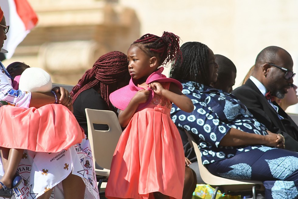Piazza San Pietro, 24 agosto 2016: Udienza generale Papa Francesco - Bambina di colore