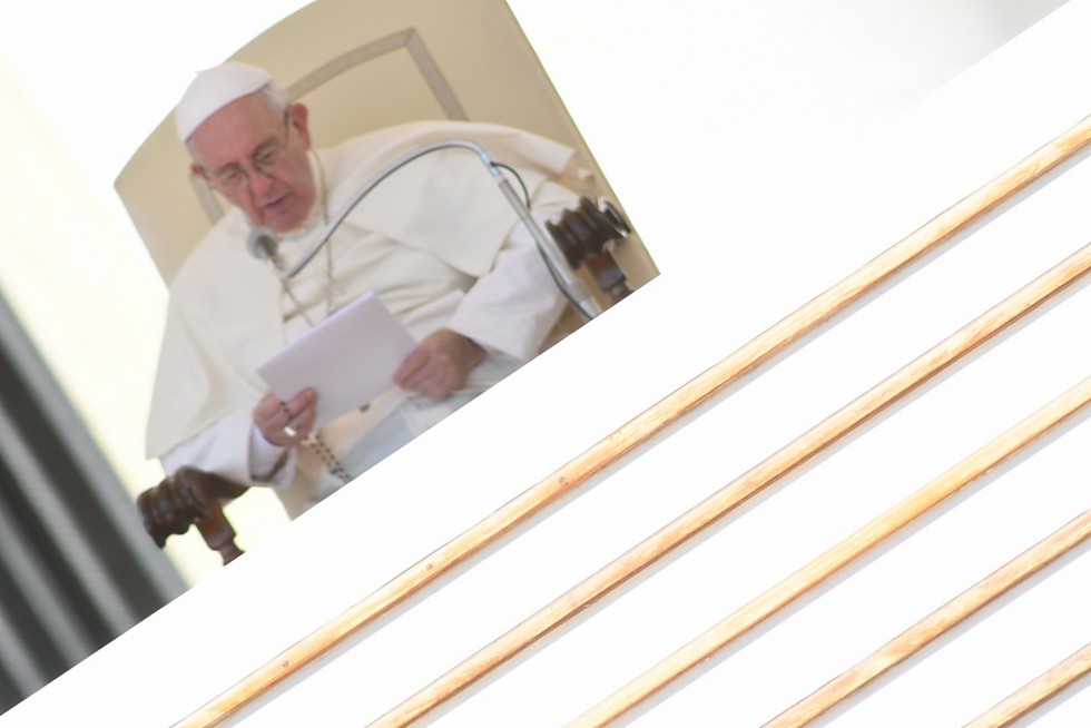 Piazza San Pietro, 24 agosto 2016: Udienza generale Papa Francesco - Papa Francesco recita rosario