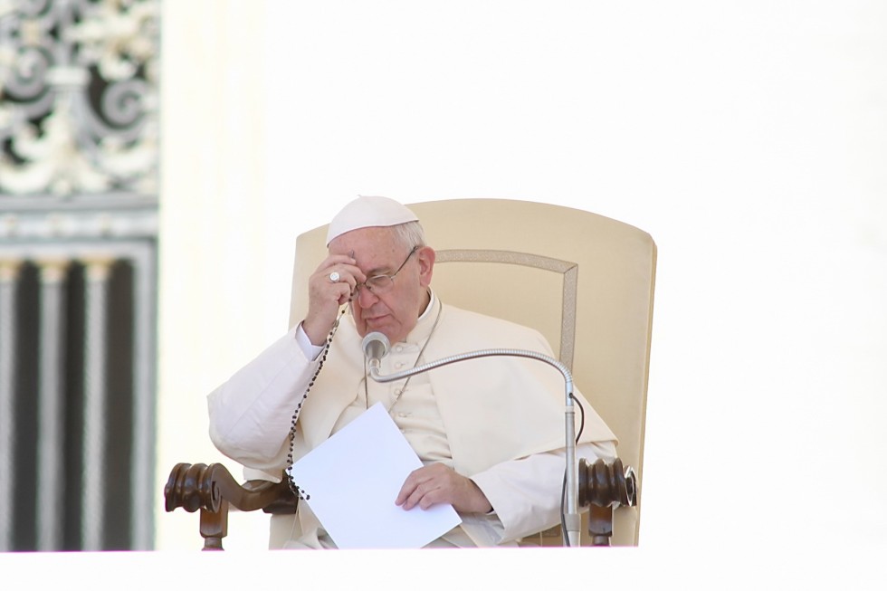 Piazza San Pietro, 24 agosto 2016: Udienza generale Papa Francesco - Papa Francesco si segna sulla fronte con crocefisso corona rosario