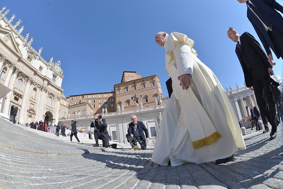 Piazza San Pietro, 24 agosto 2016: Udienza generale Papa Francesco - Papa Francesco sale verso Basilica San Pietro