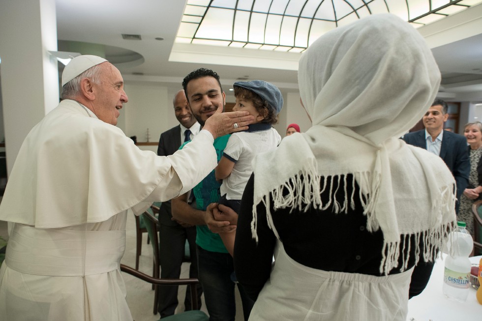 Papa Francesco pranza con un gruppo di 21 rifugiati siriani (Vaticano, 11 agosto 2016)