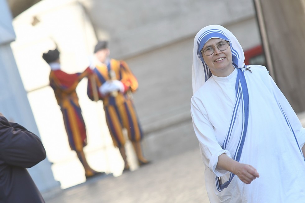 Piazza San Pietro, 3 settembre 2016: Giubileo operatori Misericordia - Missionaria della carità con Guardie svizzere
