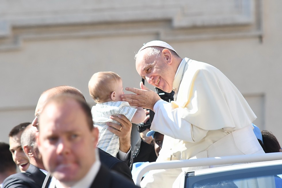 Piazza San Pietro, 3 settembre 2016: Giubileo operatori Misericordia - Papa Francesco saluta neonato