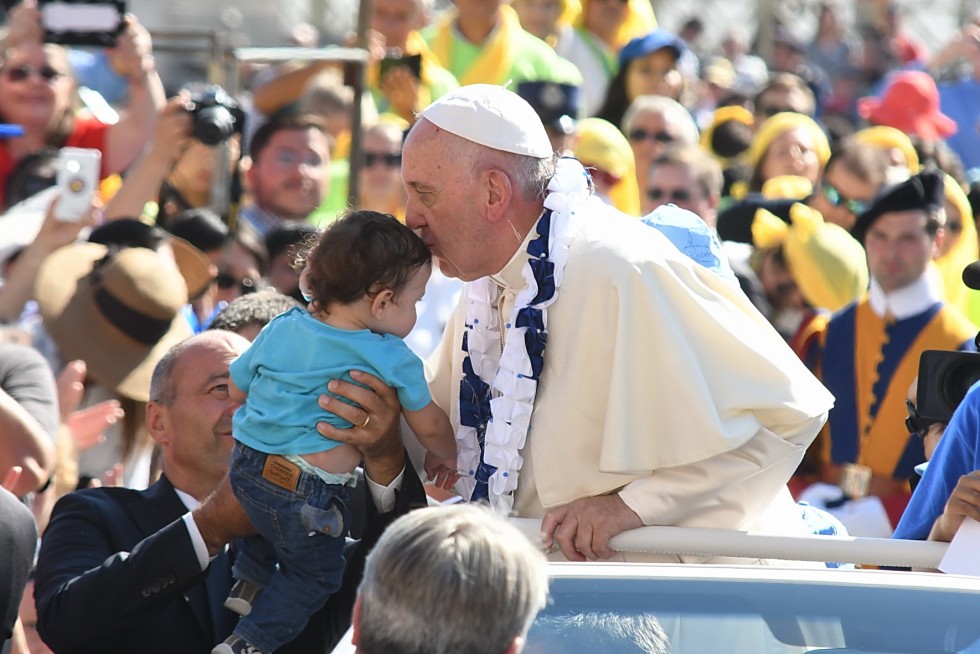 Piazza San Pietro, 3 settembre 2016: Giubileo operatori Misericordia - Papa Francesco con corona su auto saluta bambino
