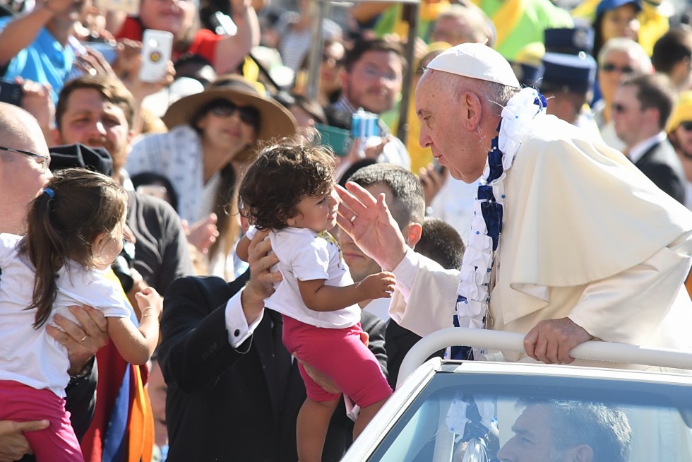 Piazza San Pietro, 3 settembre 2016: Giubileo operatori Misericordia - Papa Francesco con corona su auto saluta bambina