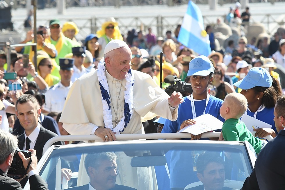 Piazza San Pietro, 3 settembre 2016: Giubileo operatori Misericordia - Papa Francesco con corona su auto saluta bambino
