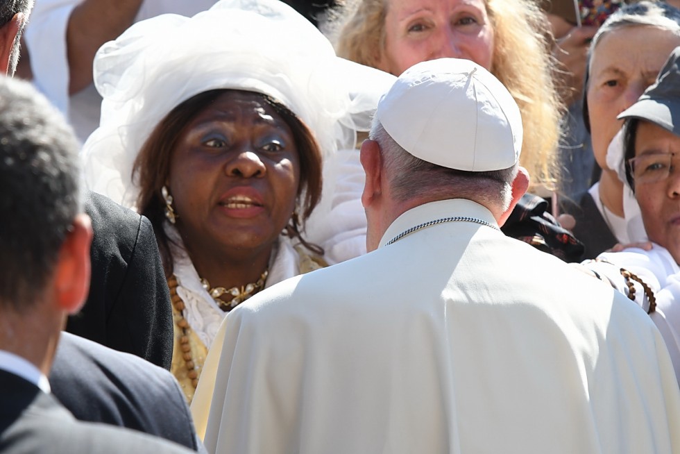 Piazza San Pietro, 3 settembre 2016: Giubileo operatori Misericordia - Papa Francesco saluta donna di colore