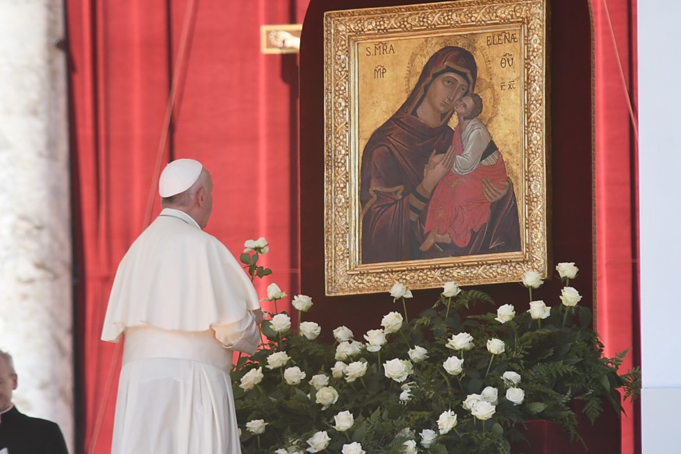 Piazza San Pietro, 3 settembre 2016: Giubileo operatori Misericordia - Papa Francesco depone rosa sotto quadro Madonna con Gesù