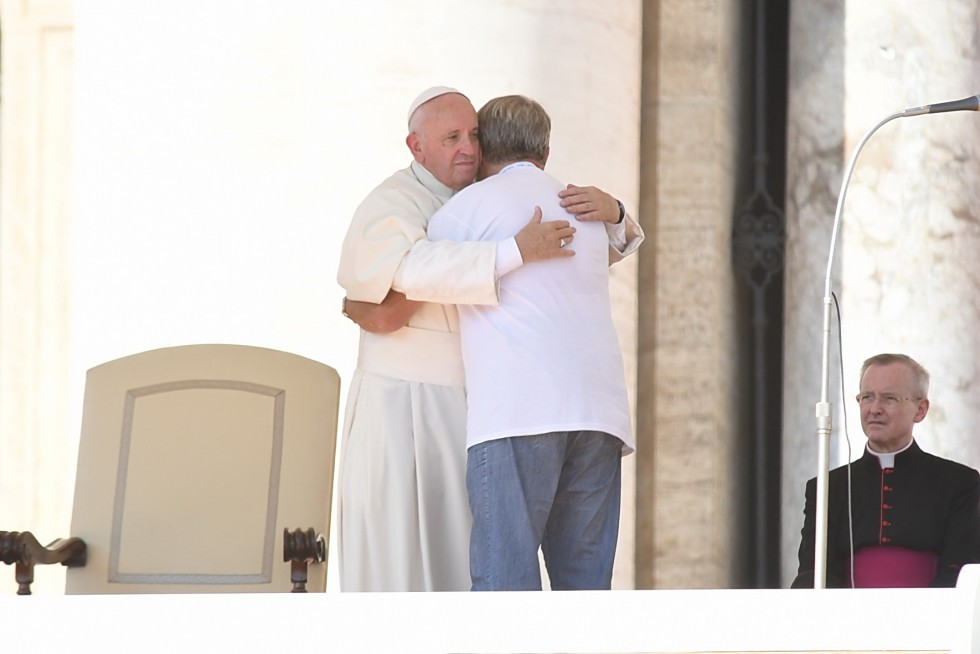 Piazza San Pietro, 3 settembre 2016: Giubileo operatori Misericordia - Papa Francesco abbraccia testimone giubileo