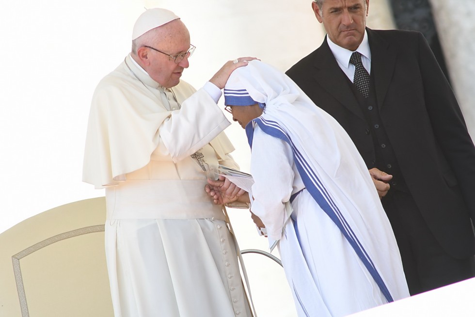 Piazza San Pietro, 3 settembre 2016: Giubileo operatori Misericordia - Papa Francesco e Missionaria della carità