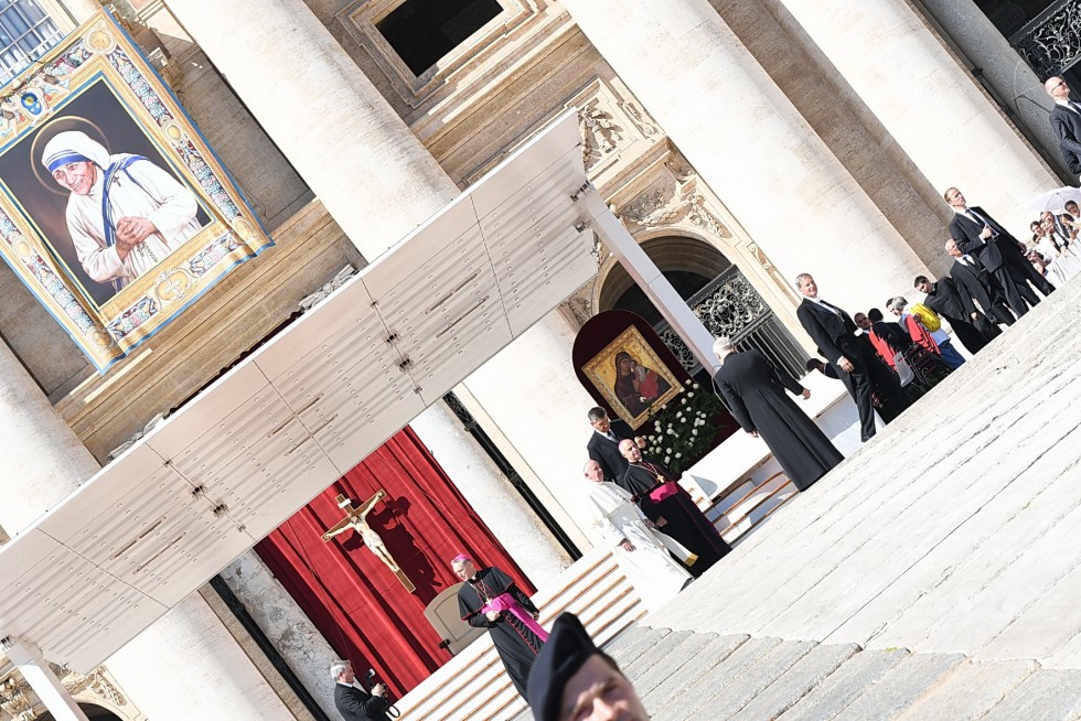 Piazza San Pietro, 3 settembre 2016: Giubileo operatori Misericordia - Papa Francesco davanti a Basilica e quadro Madre Teresa
