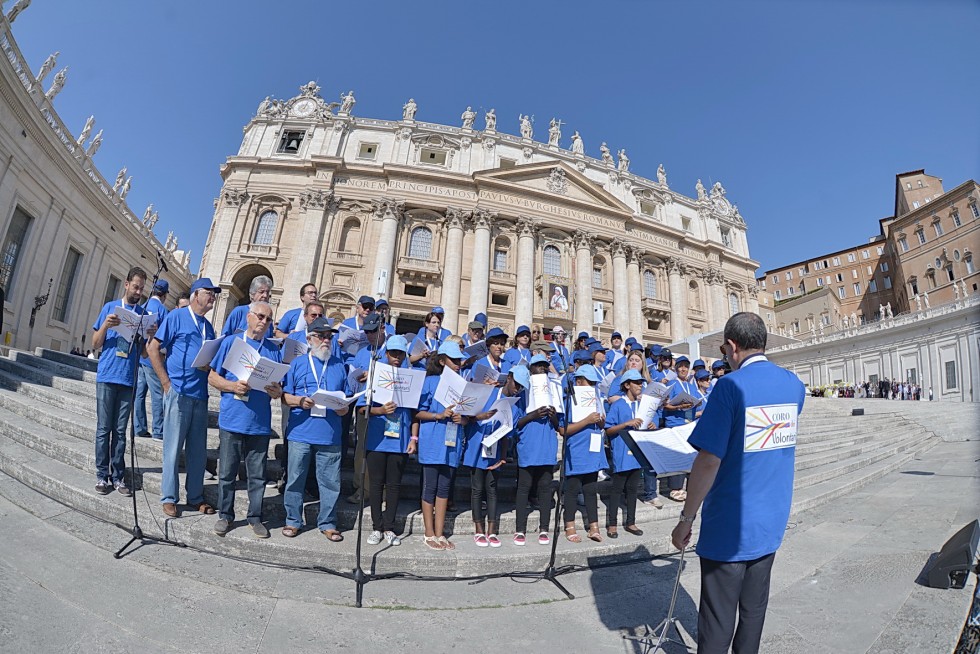 Piazza San Pietro, 3 settembre 2016: Giubileo operatori Misericordia - coro davanti a Basilica San Pietro