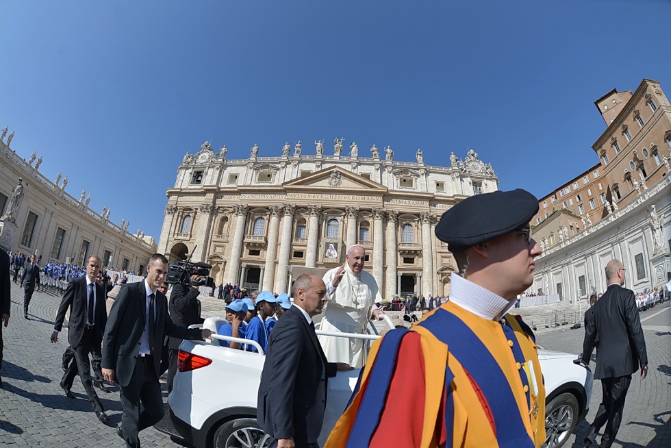 Piazza San Pietro, 3 settembre 2016: Giubileo operatori Misericordia - Papa Francesco in auto davanti a Basilica e quadro Madre Teresa