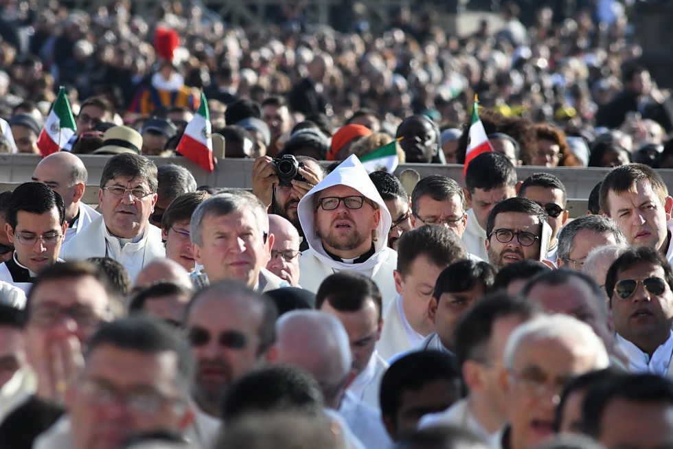Vaticano, 20 novembre 2016: Papa Francesco celebra messa chiusura Porta Santa - frate con cappuccio