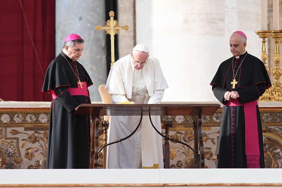 Vaticano, 20 novembre 2016: Papa Francesco celebra messa chiusura Porta Santa - papa firma documento, scrive