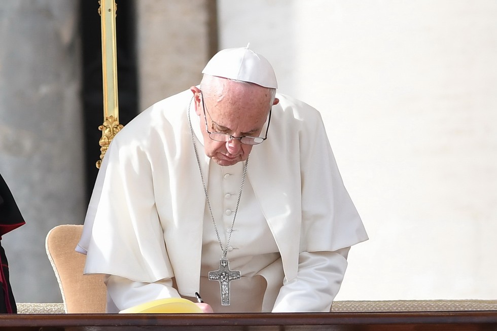 Vaticano, 20 novembre 2016: Papa Francesco celebra messa chiusura Porta Santa -papa firma documento, scrive