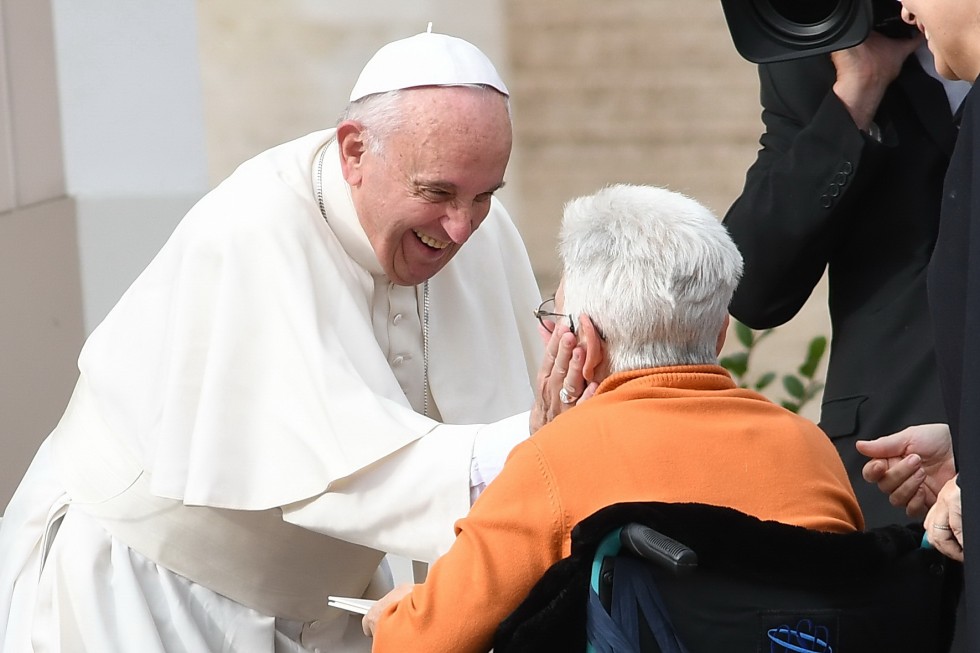 Vaticano, 20 novembre 2016: Papa Francesco celebra messa chiusura Porta Santa -papa saluta e accarezza anziana in carrozzina