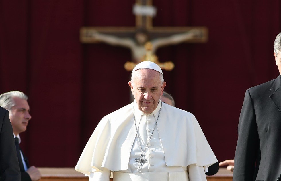 Vaticano, 20 novembre 2016: Papa Francesco celebra messa chiusura Porta Santa - papa e crocefisso