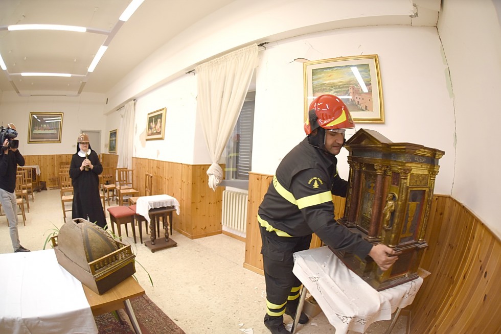 Norcia, 2 novembre 2016: terremoto - vigile del fuoco recupera tabernacolo
