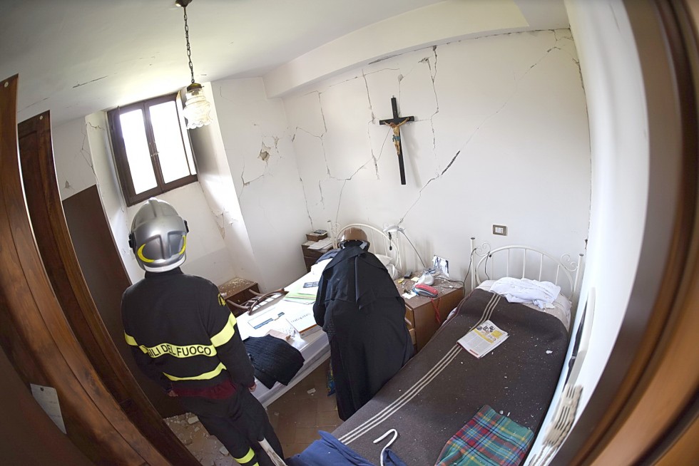 Norcia, 2 novembre 2016: terremoto - suora con vigile del fuoco dentro monastero crollato