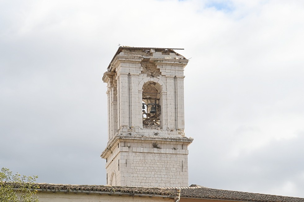 Norcia, 2 novembre 2016: terremoto - campanile chiesa lesionato