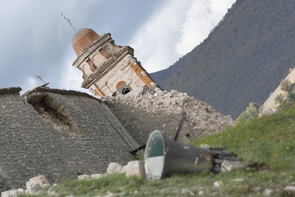 Norcia, 2 novembre 2016: terremoto - campana caduta e campanile chiesa
