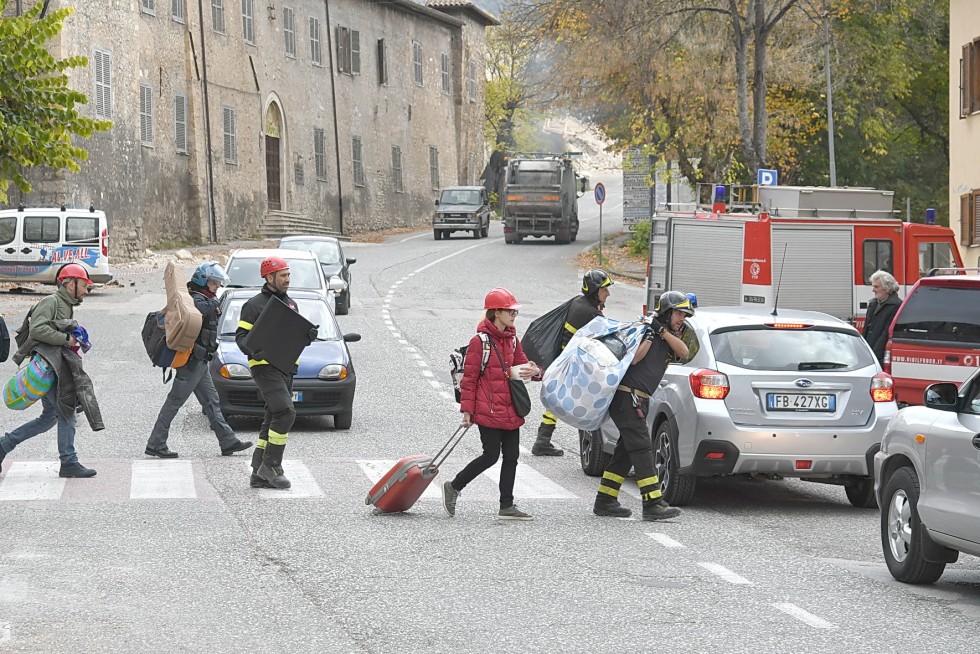 Norcia, 2 novembre 2016: terremoto - persone e vigili del fuoco con bagagli e oggetti recuperati in casa