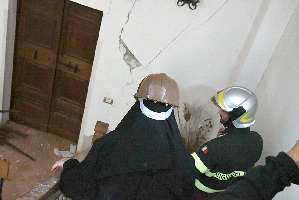Norcia, 2 novembre 2016: terremoto - suora con vigile del fuoco nel monastero lesionato