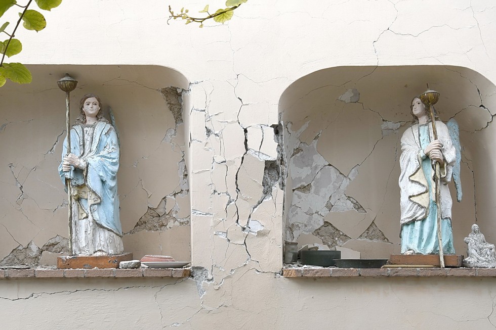 Norcia, 2 novembre 2016: terremoto - statue santi con crepe sui muri