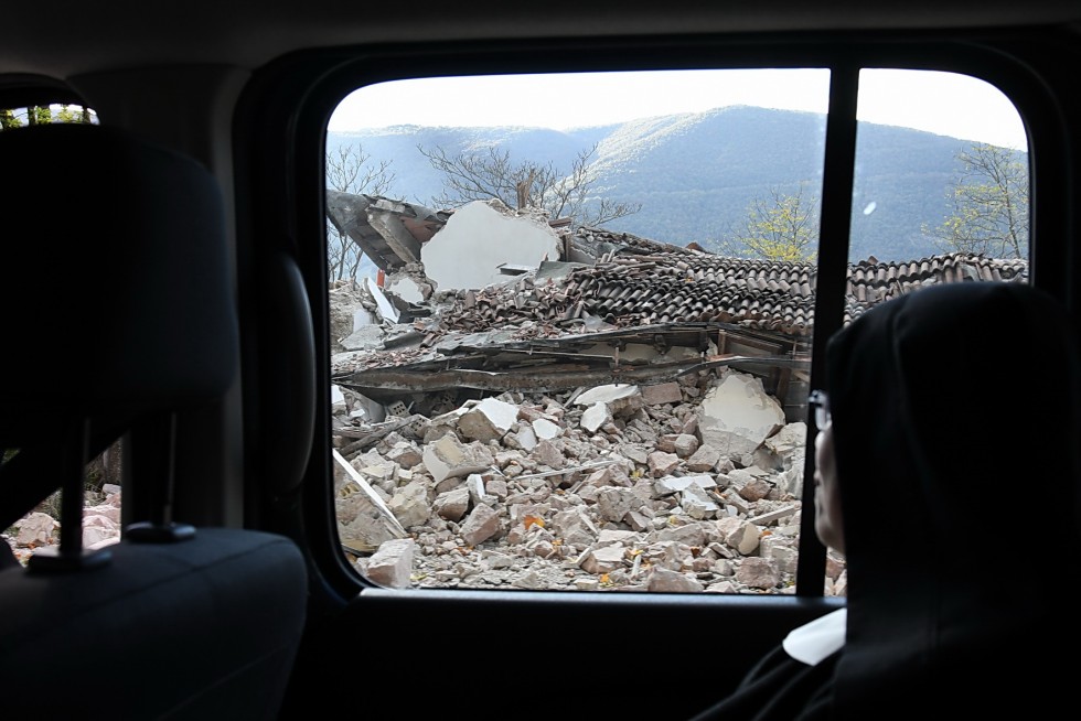 Norcia, 2 novembre 2016: terremoto - suora guarda casa distrutta