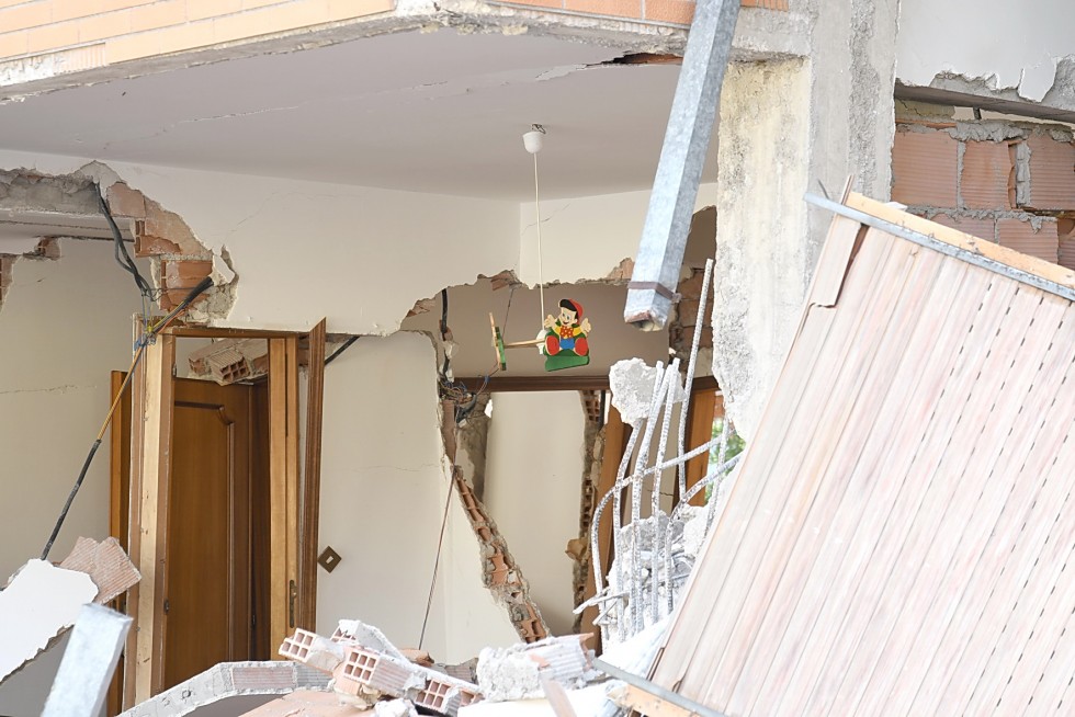 Norcia, 2 novembre 2016: terremoto - casa sventrata con giochi bambino