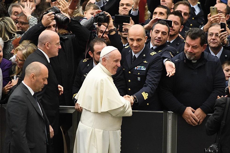 Aula Paolo VI, 30 novembre 2016: Udienza generale Papa Francesco - Papa Francesco saluta gruppo aeronautica