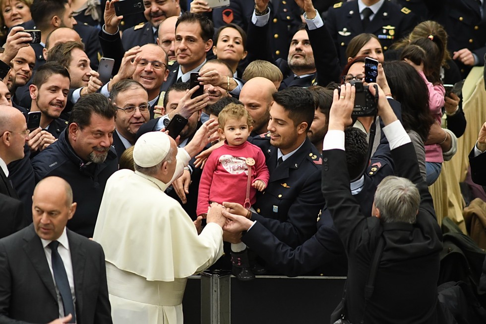 Aula Paolo VI, 30 novembre 2016: Udienza generale Papa Francesco - Papa Francesco saluta figlio di militare aeronautica
