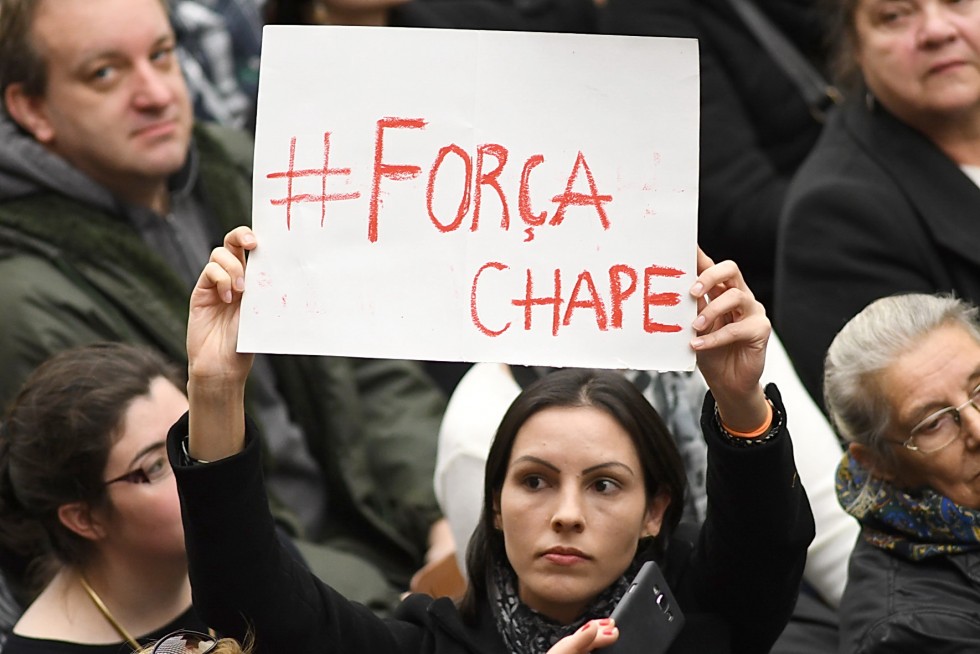 Aula Paolo VI, 30 novembre 2016: Udienza generale Papa Francesco - cartello per disastro squadra Brasile Chapecoense