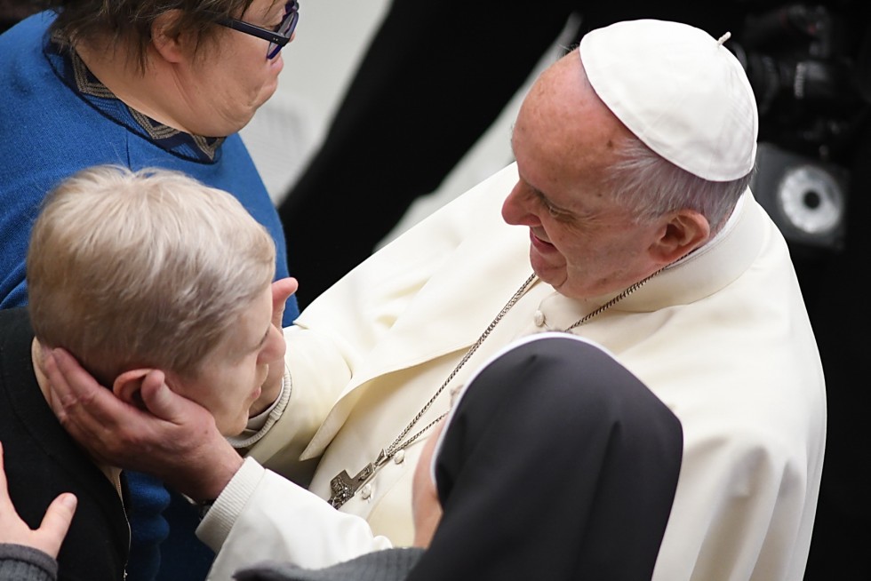 Aula Paolo VI, 30 novembre 2016: Udienza generale Papa Francesco - Papa Francesco saluta una sognora disabile